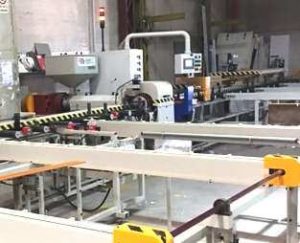 HOT EXTRUSION ASSEMBLY OF TUBULAR FILM MADE OF PLASTIC THERMORETRACTILE MATERIAL, FOR PACKING MACHINE